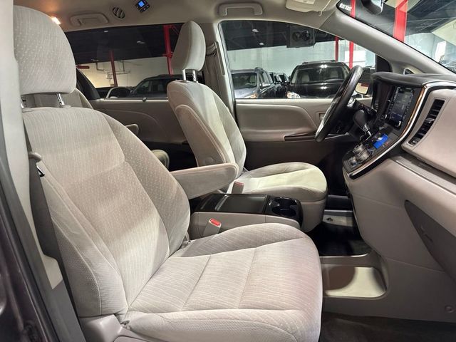 2018 Toyota Sienna LE FWD 8-Passenger - 23073659 - 28