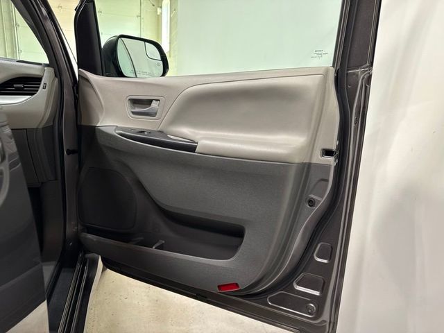 2018 Toyota Sienna LE FWD 8-Passenger - 23073659 - 29