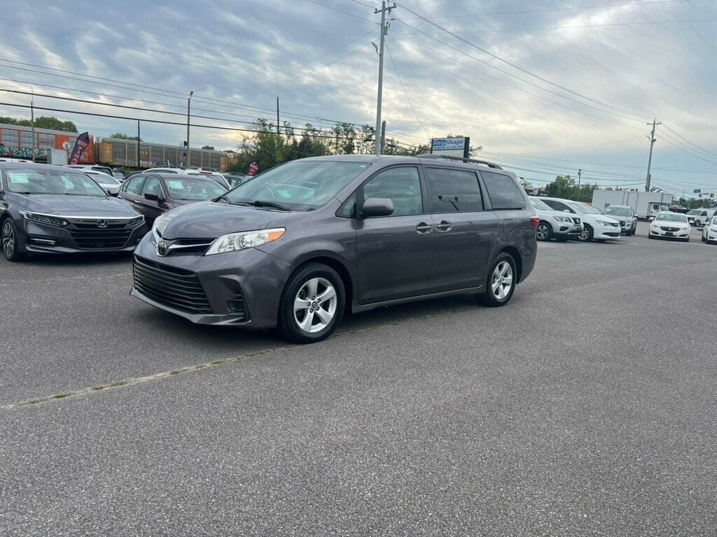 2018 Toyota Sienna LE FWD 8-Passenger - 22582460 - 8