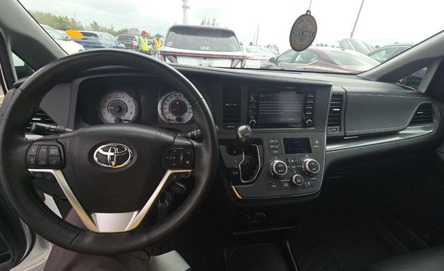 2018 Toyota Sienna LOOK AT CARFAX HISTORY! SUPER DUPER CLEAN 1 OWNER  CLEAN - 22972675 - 9