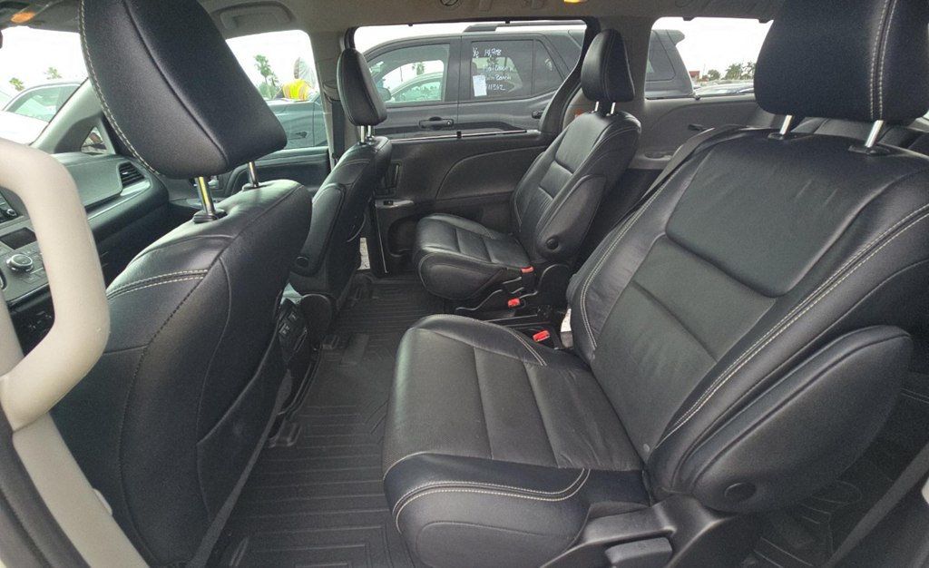 2018 Toyota Sienna LOOK AT CARFAX HISTORY! SUPER DUPER CLEAN 1 OWNER  CLEAN - 22972675 - 11