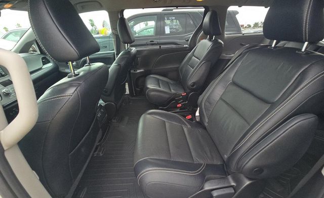 2018 Toyota Sienna LOOK AT CARFAX HISTORY! SUPER DUPER CLEAN 1 OWNER  CLEAN - 22972675 - 11