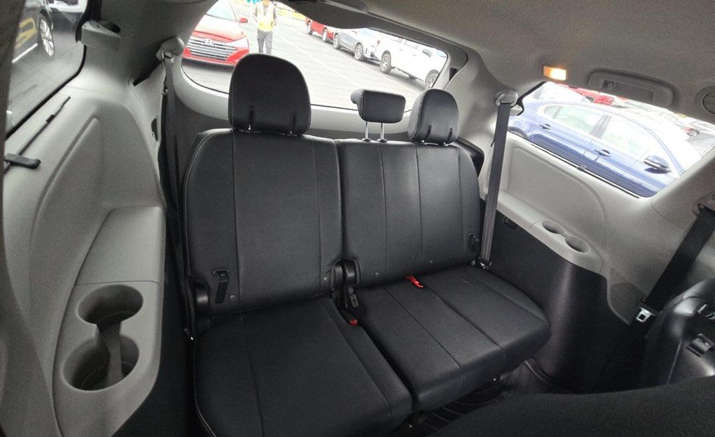 2018 Toyota Sienna LOOK AT CARFAX HISTORY! SUPER DUPER CLEAN 1 OWNER  CLEAN - 22972675 - 12