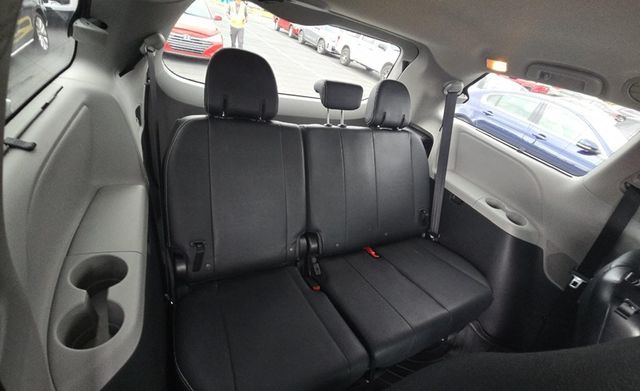 2018 Toyota Sienna LOOK AT CARFAX HISTORY! SUPER DUPER CLEAN 1 OWNER  CLEAN - 22972675 - 12