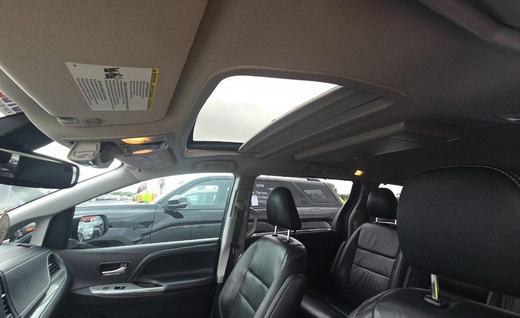 2018 Toyota Sienna LOOK AT CARFAX HISTORY! SUPER DUPER CLEAN 1 OWNER  CLEAN - 22972675 - 13