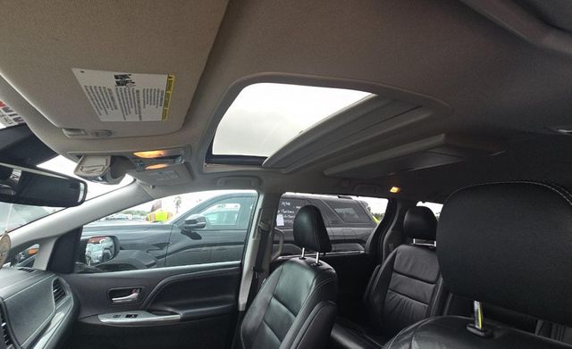 2018 Toyota Sienna LOOK AT CARFAX HISTORY! SUPER DUPER CLEAN 1 OWNER  CLEAN - 22972675 - 13