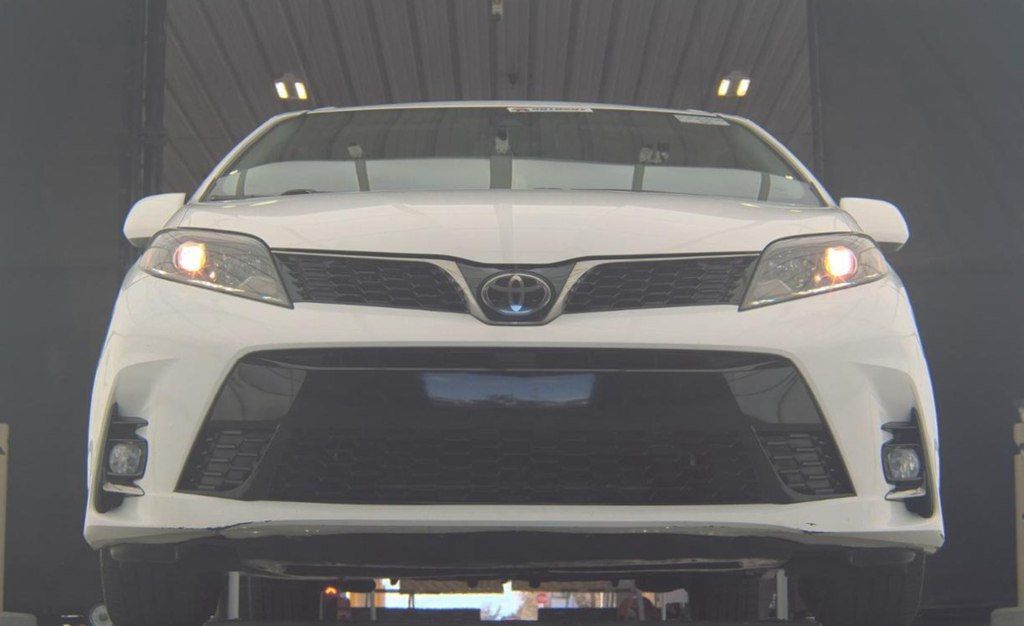 2018 Toyota Sienna LOOK AT CARFAX HISTORY! SUPER DUPER CLEAN 1 OWNER  CLEAN - 22972675 - 1