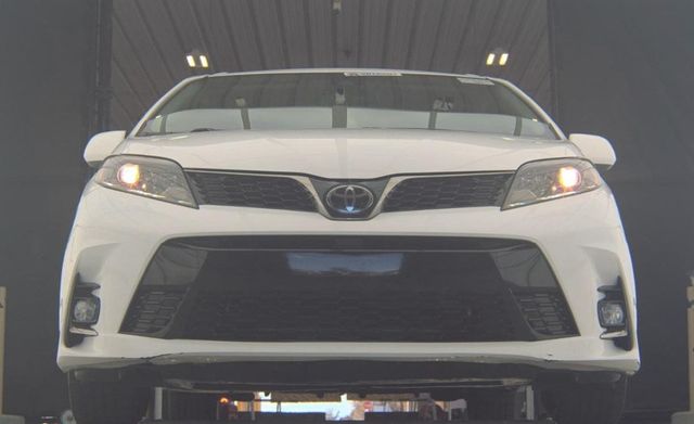 2018 Toyota Sienna LOOK AT CARFAX HISTORY! SUPER DUPER CLEAN 1 OWNER  CLEAN - 22972675 - 1