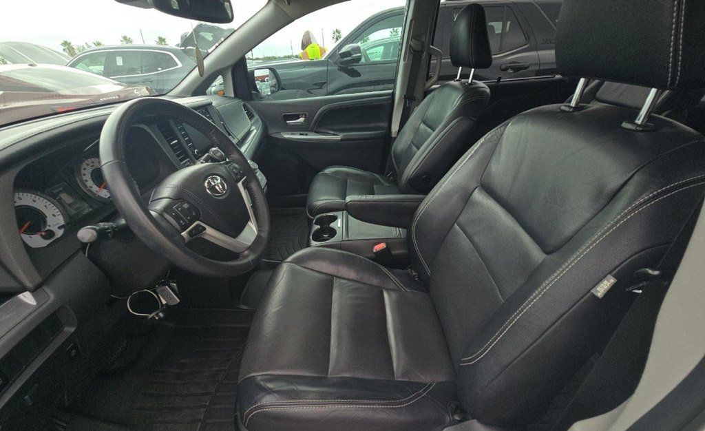 2018 Toyota Sienna LOOK AT CARFAX HISTORY! SUPER DUPER CLEAN 1 OWNER  CLEAN - 22972675 - 6