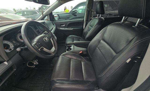 2018 Toyota Sienna LOOK AT CARFAX HISTORY! SUPER DUPER CLEAN 1 OWNER  CLEAN - 22972675 - 6