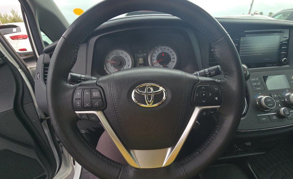 2018 Toyota Sienna LOOK AT CARFAX HISTORY! SUPER DUPER CLEAN 1 OWNER  CLEAN - 22972675 - 8