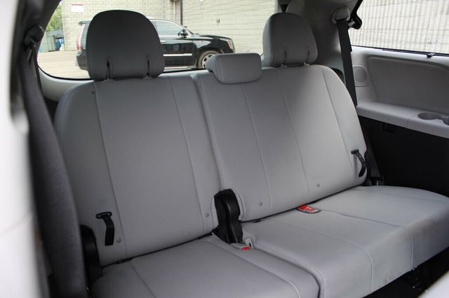 2018 Toyota Sienna ONE OWNER AWD LIMITED W/ NAVIGATION, LEATHER, MOONROOF - 23042602 - 11