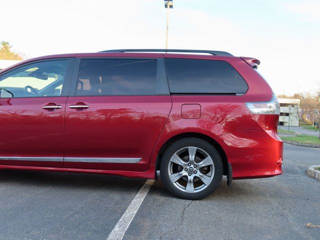 2018 Toyota Sienna SE FWD 8-Passenger - 23006227 - 11