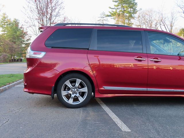 2018 Toyota Sienna SE FWD 8-Passenger - 23006227 - 17