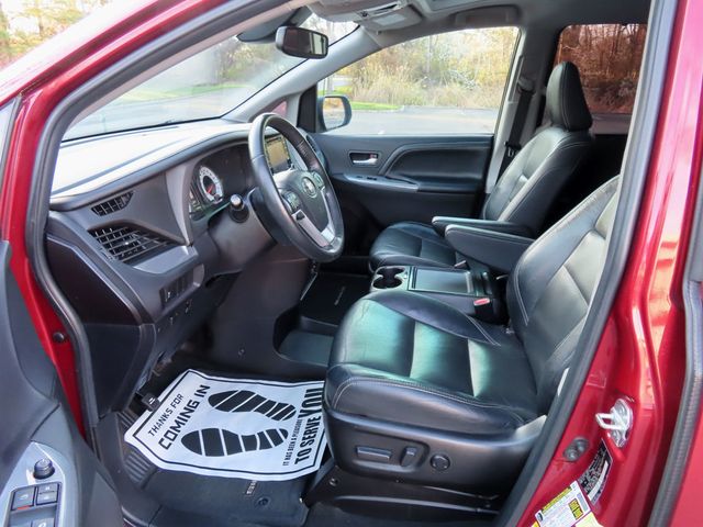 2018 Toyota Sienna SE FWD 8-Passenger - 23006227 - 28