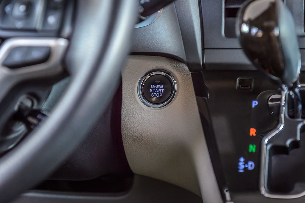 2018 Toyota Sienna SIENNA XLE PREMIUM - LEATHER - NAV - THIRD ROW - GORGEOUS - 22982877 - 33