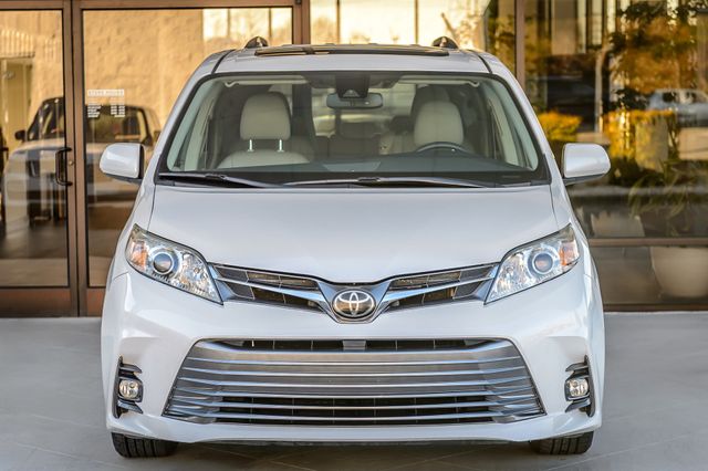 2018 Toyota Sienna SIENNA XLE PREMIUM - LEATHER - NAV - THIRD ROW - GORGEOUS - 22982877 - 4