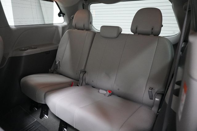 2018 Toyota Sienna XLE Automatic Access Seat FWD 7-Passenger - 22946429 - 11