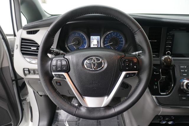 2018 Toyota Sienna XLE Automatic Access Seat FWD 7-Passenger - 22946429 - 15