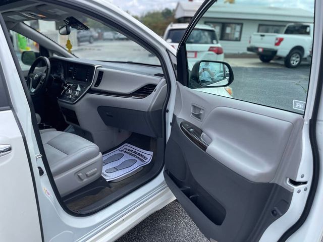 2018 Toyota Sienna XLE Automatic Access Seat FWD 7-Passenger - 22893474 - 11