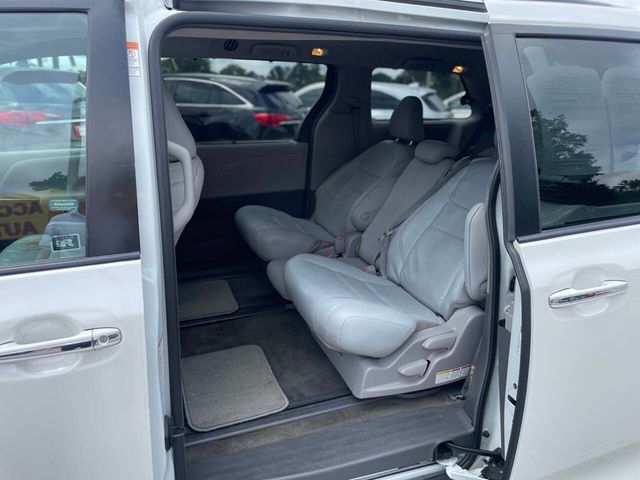 2018 Toyota Sienna XLE Automatic Access Seat FWD 7-Passenger - 22893474 - 17