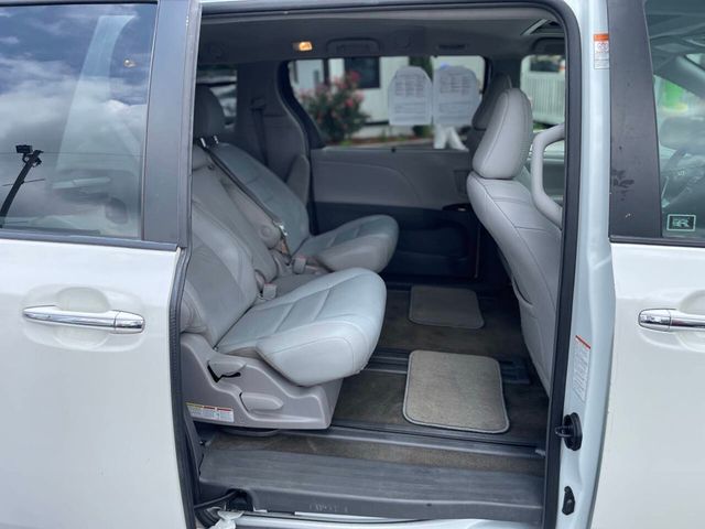 2018 Toyota Sienna XLE Automatic Access Seat FWD 7-Passenger - 22893474 - 21