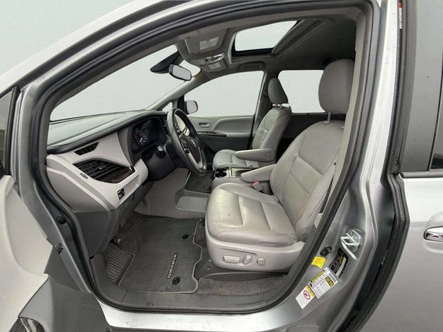 2018 Toyota Sienna XLE Automatic Access Seat FWD 7-Passenger - 22958086 - 10