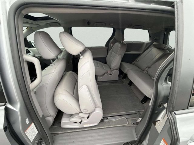 2018 Toyota Sienna XLE Automatic Access Seat FWD 7-Passenger - 22958086 - 16