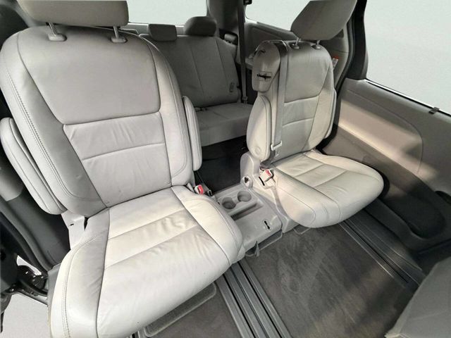 2018 Toyota Sienna XLE Automatic Access Seat FWD 7-Passenger - 22958086 - 32
