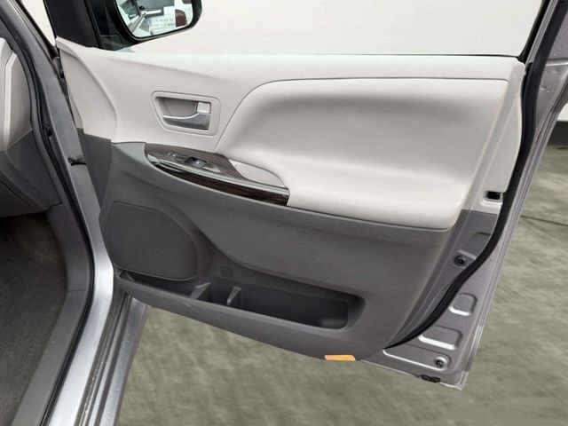 2018 Toyota Sienna XLE Automatic Access Seat FWD 7-Passenger - 22958086 - 35
