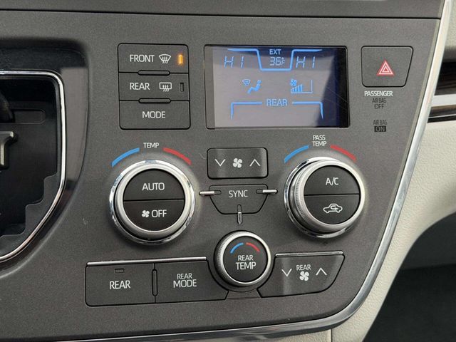 2018 Toyota Sienna XLE Automatic Access Seat FWD 7-Passenger - 22958086 - 53