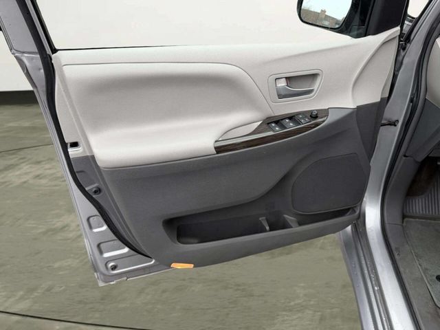 2018 Toyota Sienna XLE Automatic Access Seat FWD 7-Passenger - 22958086 - 8