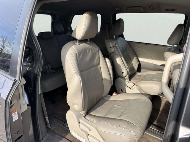 2018 Toyota Sienna XLE Automatic Access Seat FWD 7-Passenger - 22960696 - 12