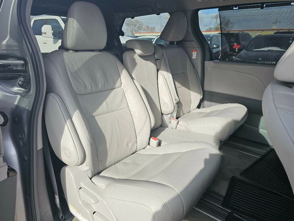 2018 Toyota Sienna XLE Automatic Access Seat FWD 7-Passenger - 22973158 - 19