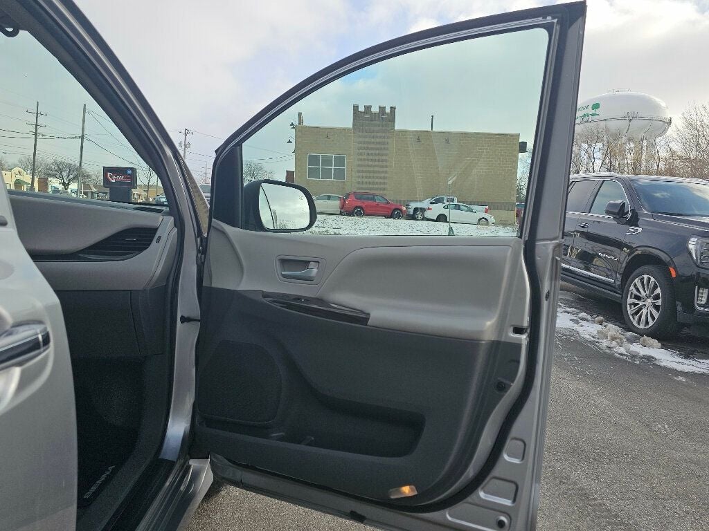 2018 Toyota Sienna XLE Automatic Access Seat FWD 7-Passenger - 22973158 - 22