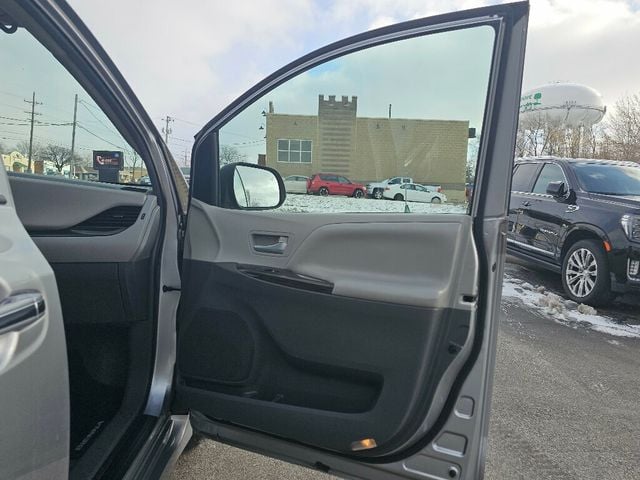 2018 Toyota Sienna XLE Automatic Access Seat FWD 7-Passenger - 22973158 - 22