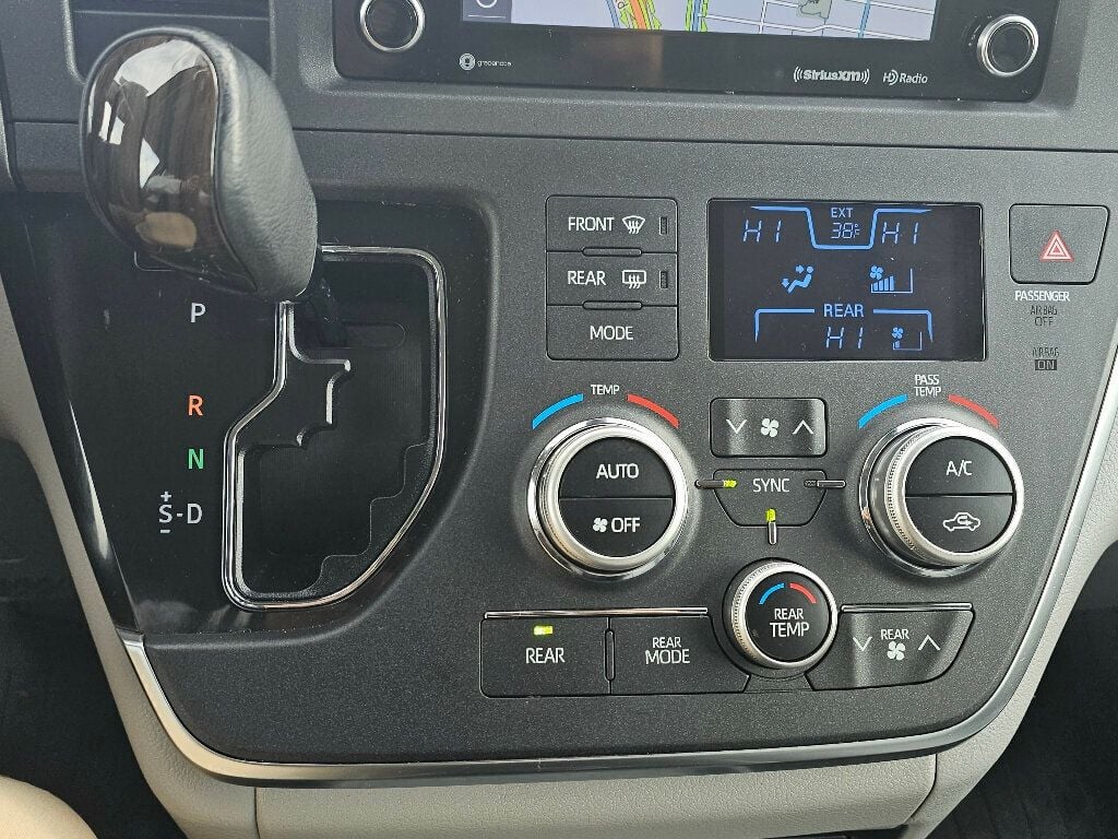 2018 Toyota Sienna XLE Automatic Access Seat FWD 7-Passenger - 22973158 - 24