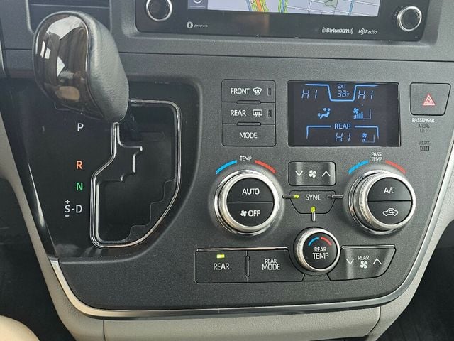 2018 Toyota Sienna XLE Automatic Access Seat FWD 7-Passenger - 22973158 - 24