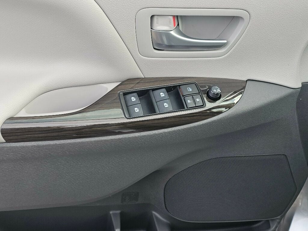 2018 Toyota Sienna XLE Automatic Access Seat FWD 7-Passenger - 22973158 - 29