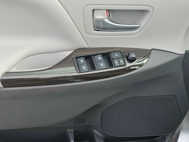 2018 Toyota Sienna XLE Automatic Access Seat FWD 7-Passenger - 22973158 - 29