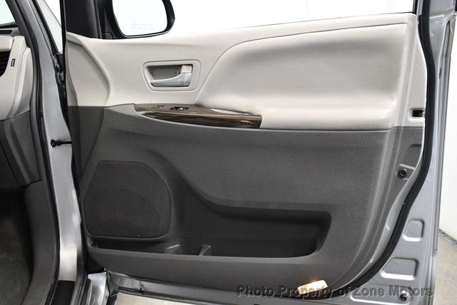 2018 Toyota Sienna XLE AWD 7-Passenger - 22939595 - 14