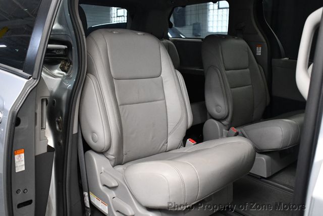 2018 Toyota Sienna XLE AWD 7-Passenger - 22939595 - 17