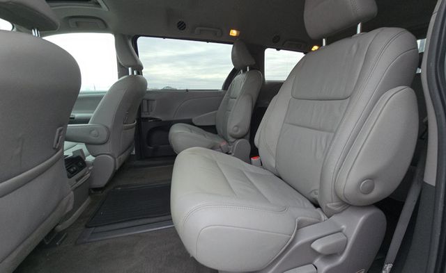 2018 Toyota Sienna XLE AWD 7-Passenger - 22970102 - 6