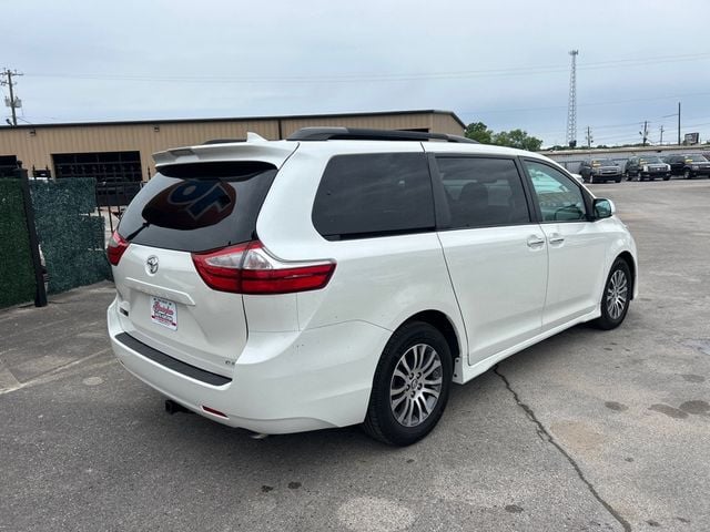 2018 Toyota Sienna XLE FWD 8-Passenger - 23010601 - 3