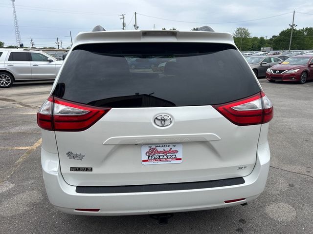 2018 Toyota Sienna XLE FWD 8-Passenger - 23010601 - 4