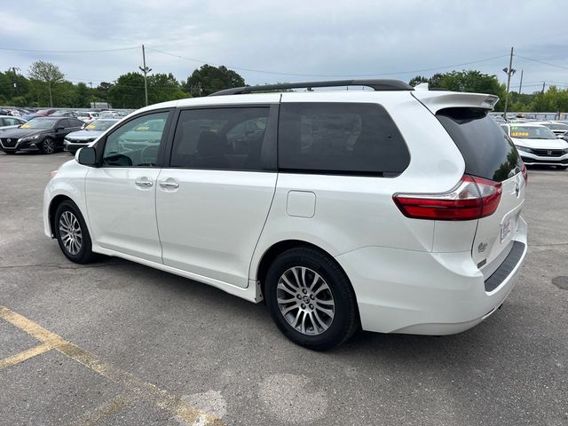 2018 Toyota Sienna XLE FWD 8-Passenger - 23010601 - 5