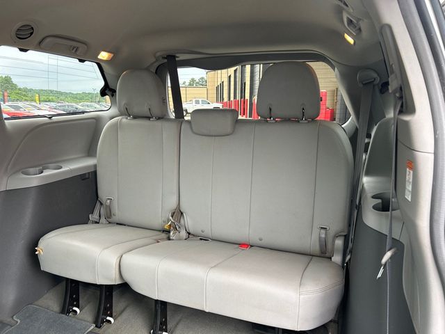 2018 Toyota Sienna XLE FWD 8-Passenger - 23010601 - 6
