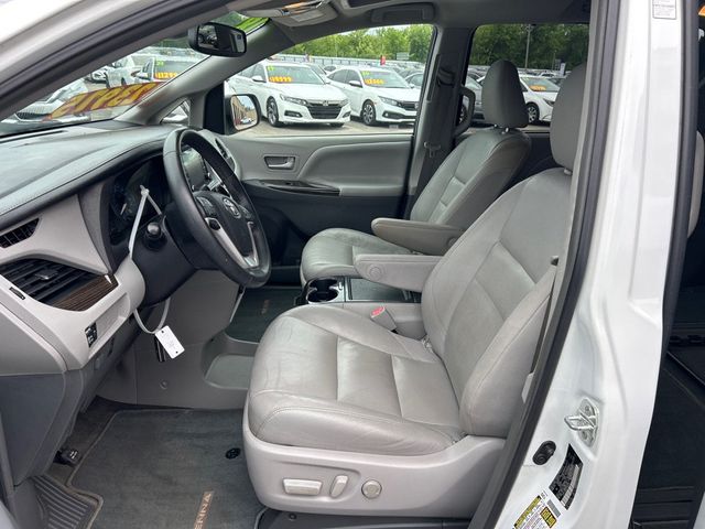 2018 Toyota Sienna XLE FWD 8-Passenger - 23010601 - 7
