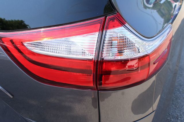 2018 Toyota Sienna XLE FWD 8-Passenger - 23051550 - 11