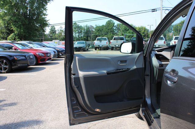 2018 Toyota Sienna XLE FWD 8-Passenger - 23051550 - 12